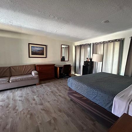 Econo Lodge Inn & Suites On The River Gatlinburg Exterior photo